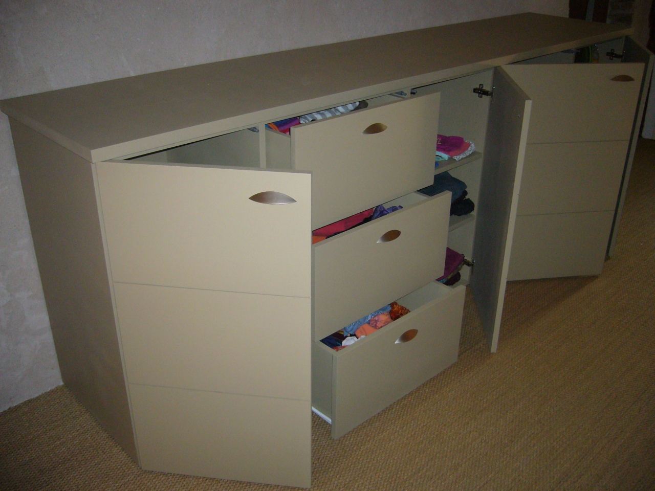 Meuble bas de rangement en médium peint