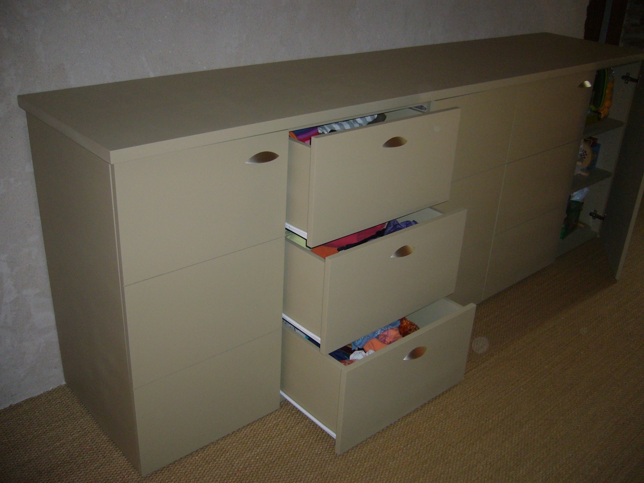 Meuble bas de rangement en médium peint