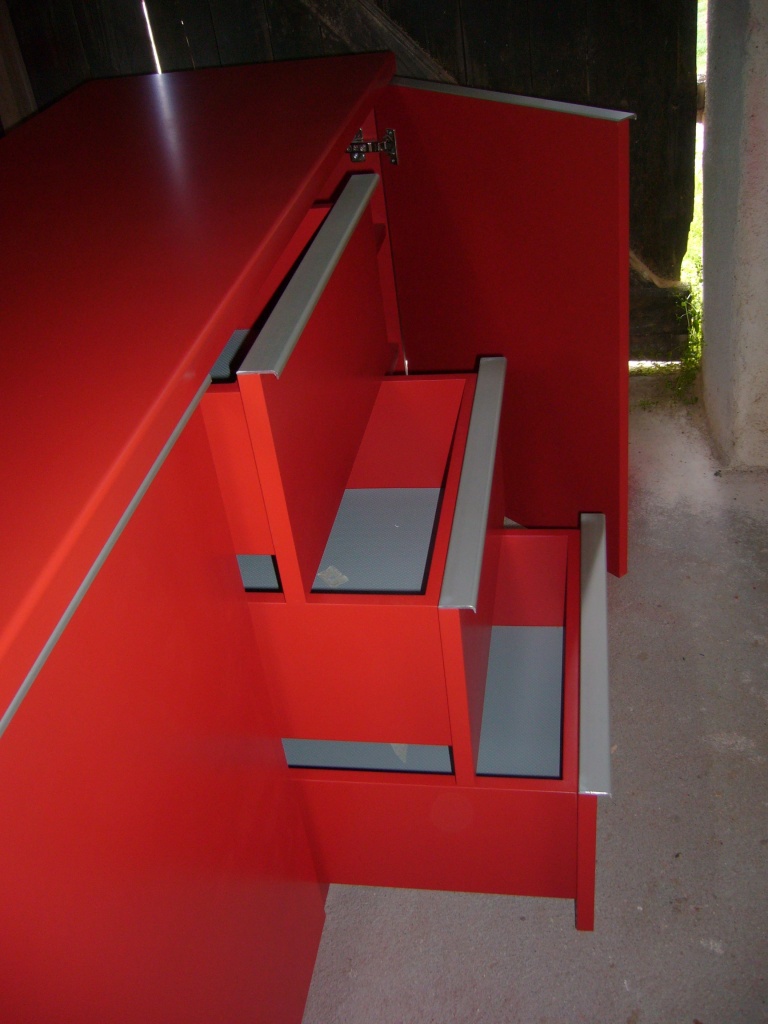 Meuble de cuisine en médium laqué rouge